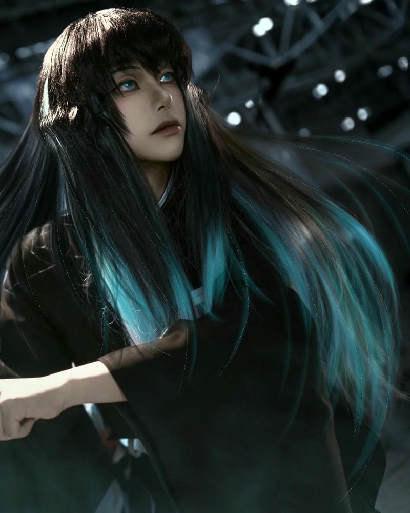 Hà trụ cosplay cầm kiếm đứng giữa rừng trúc