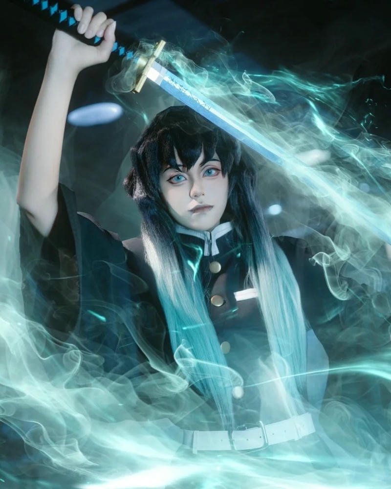 Hà trụ cosplay cầm kiếm giữa làn khói trắng