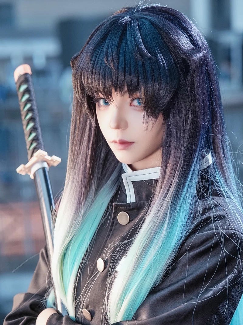 Hà trụ cosplay cầm kiếm phát sáng hiệu ứng khói