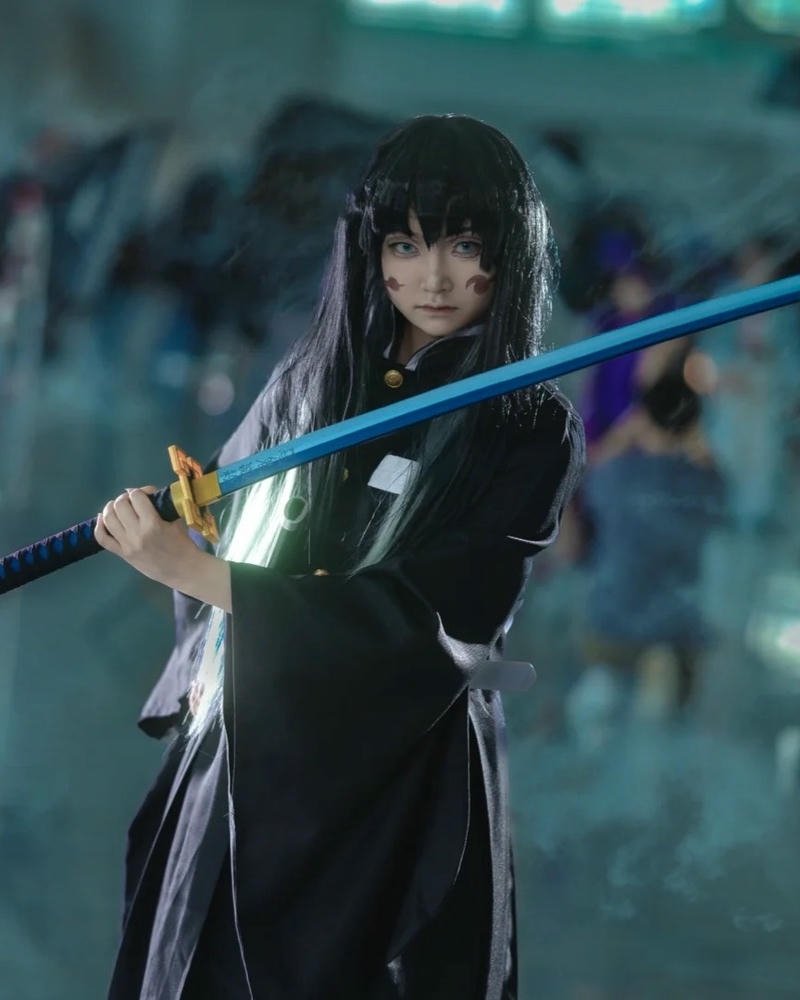 Hà trụ cosplay cầm kiếm phát sáng trong bóng tối