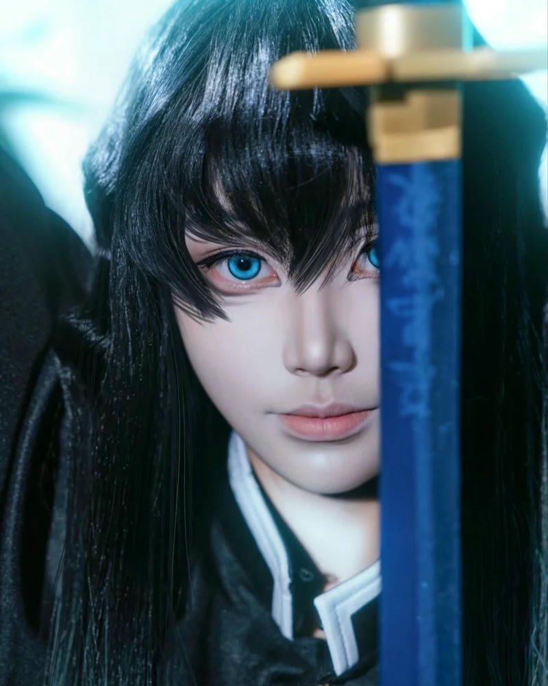 Hà trụ cosplay cầm kiếm tạo dáng dưới nước