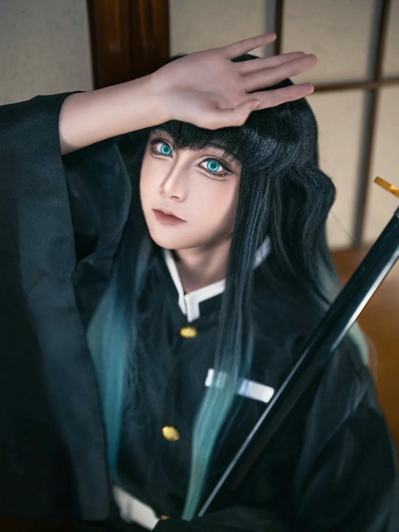 Hà trụ cosplay che mắt bằng tay trong rừng tre