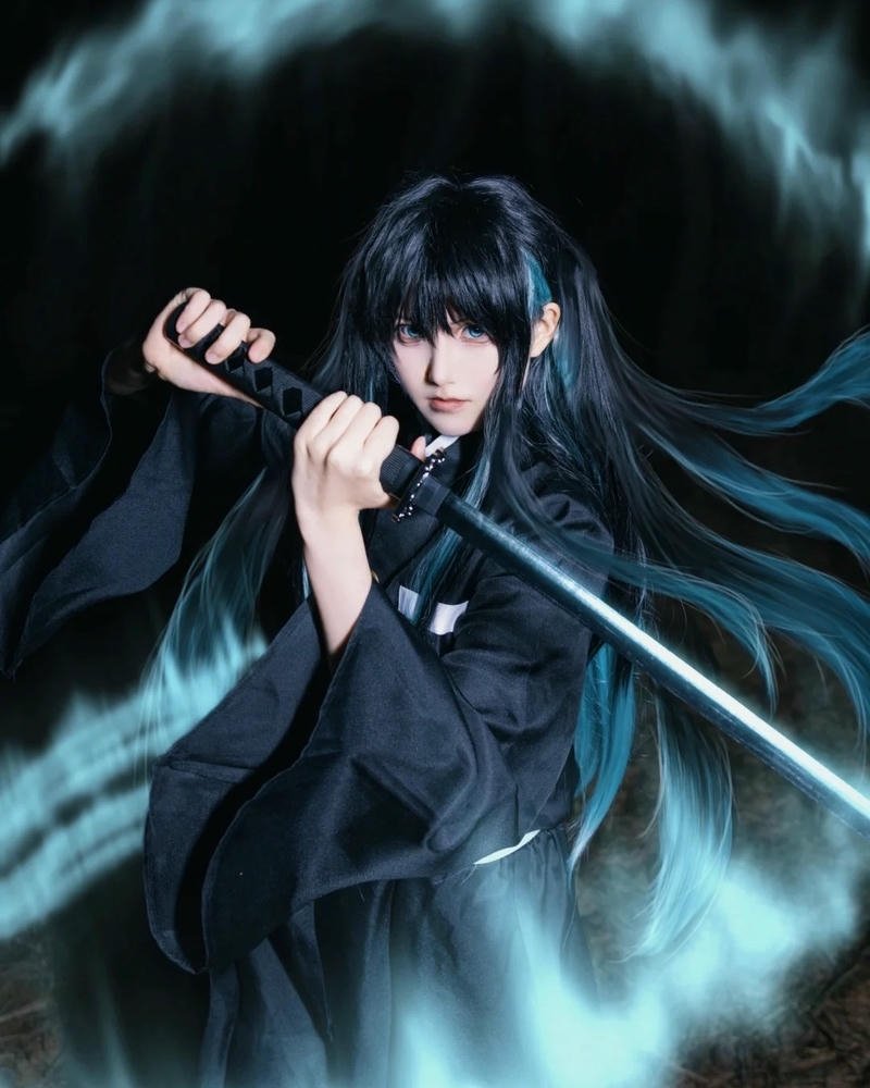 Hà trụ cosplay chiến đấu với kiếm phát sáng xanh