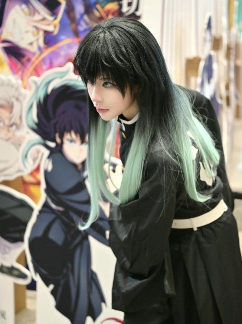Hà trụ cosplay đứng cạnh một bạn nhỏ khác