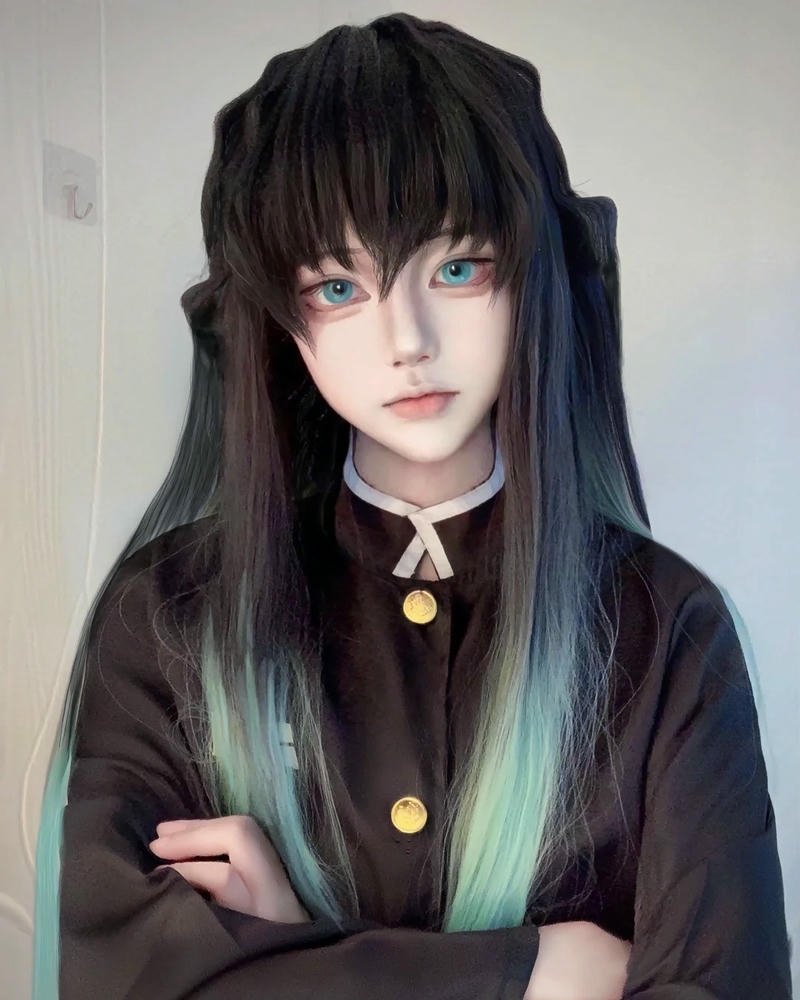Hà trụ cosplay đứng khoanh tay nhìn thẳng nghiêm túc