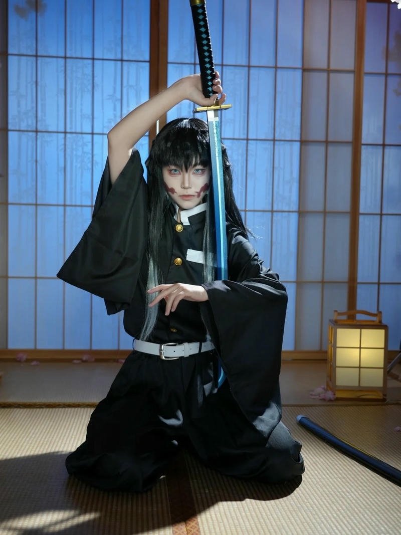 Hà trụ cosplay đứng rút kiếm chuẩn bị chiến đấu