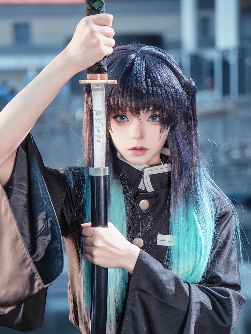 Hà trụ cosplay đứng rút kiếm trong nhà cổ