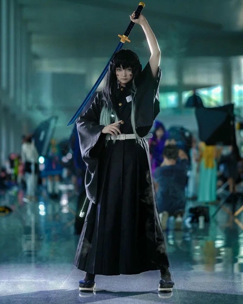 Hà trụ cosplay đứng rút kiếm trong phòng tập
