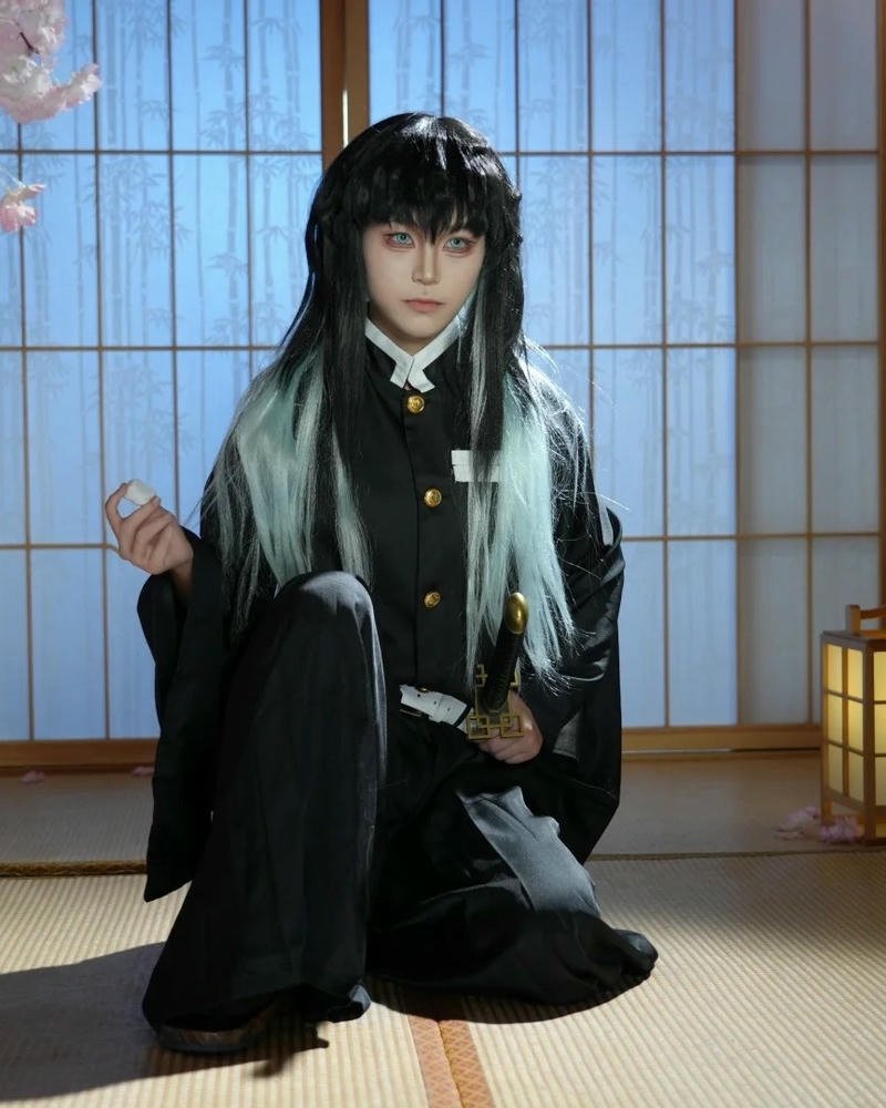 Hà trụ cosplay đứng trong căn phòng phong cách Nhật