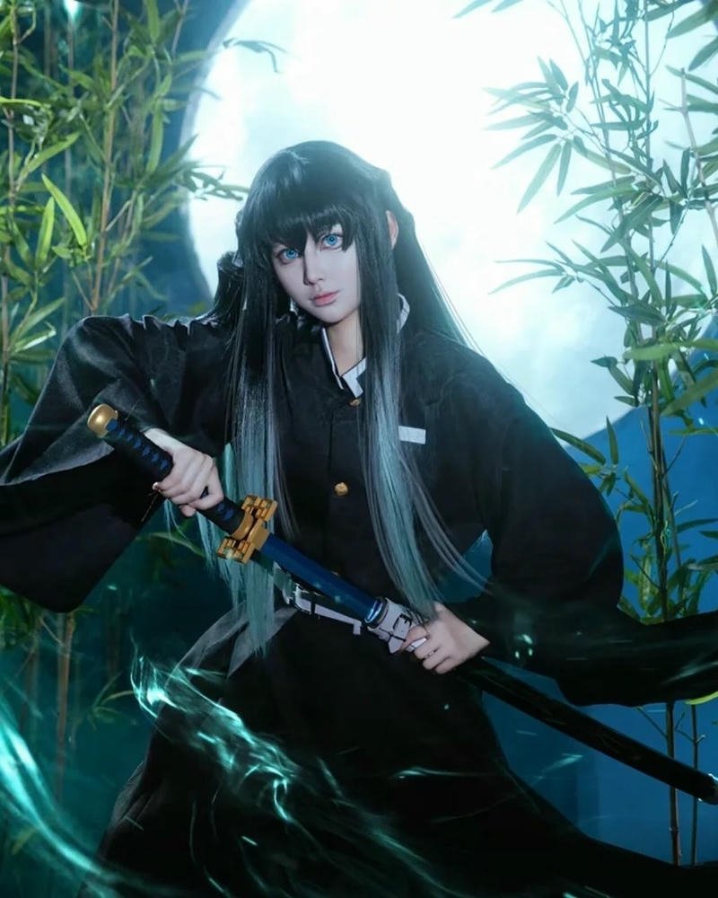 Hà trụ cosplay ngồi thiền cầm kiếm trên chiếu tatami