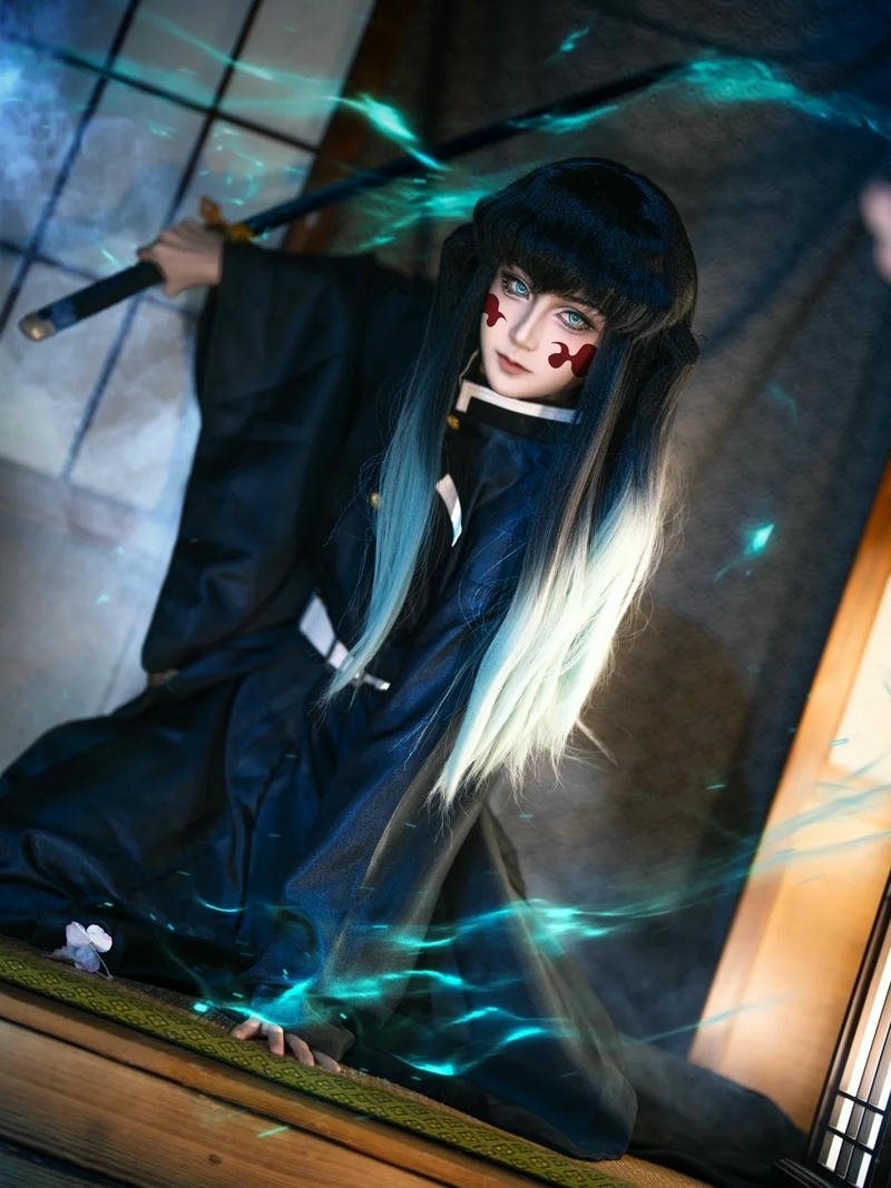 Hà trụ cosplay ngồi trầm ngâm bên cửa sổ tròn