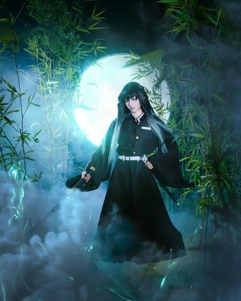 Hà trụ cosplay ngồi trên cây dưới ánh trăng đêm