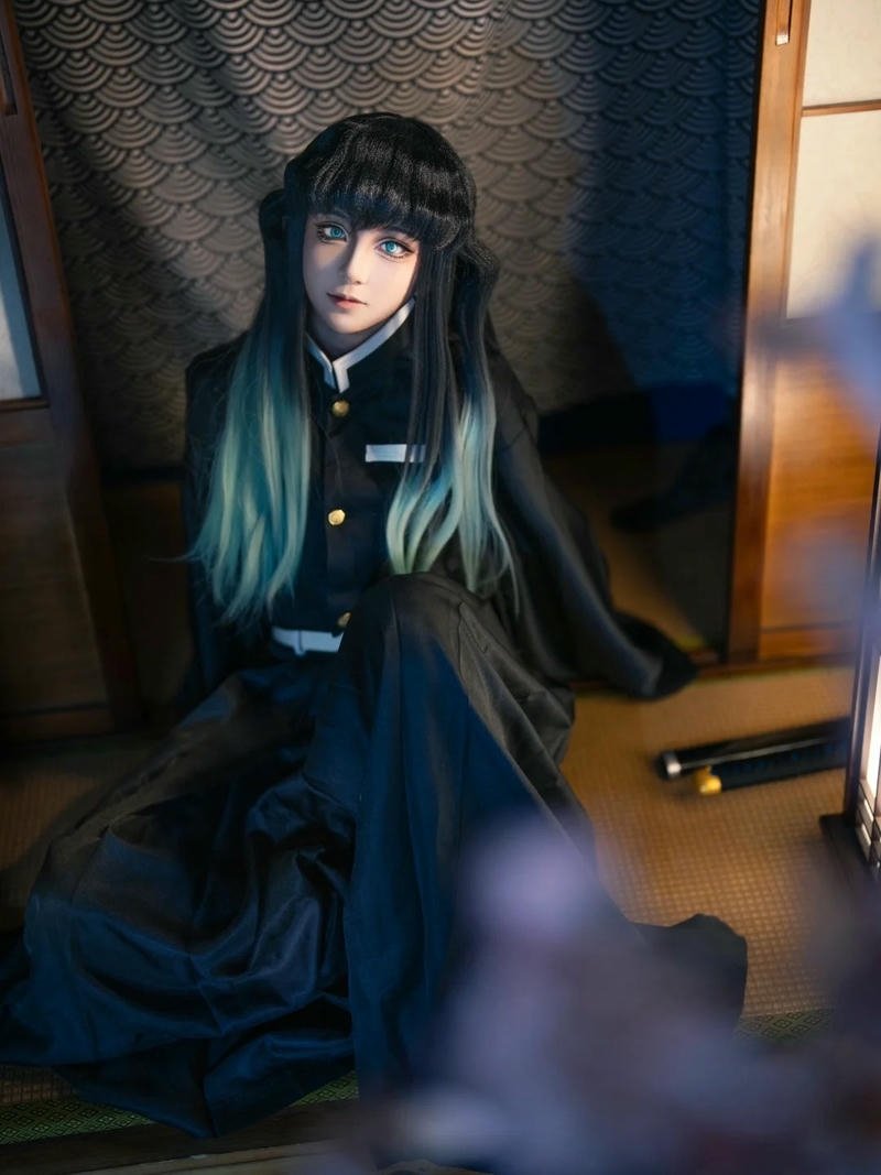 Hà trụ cosplay ngồi trên cây nhìn xuống dưới