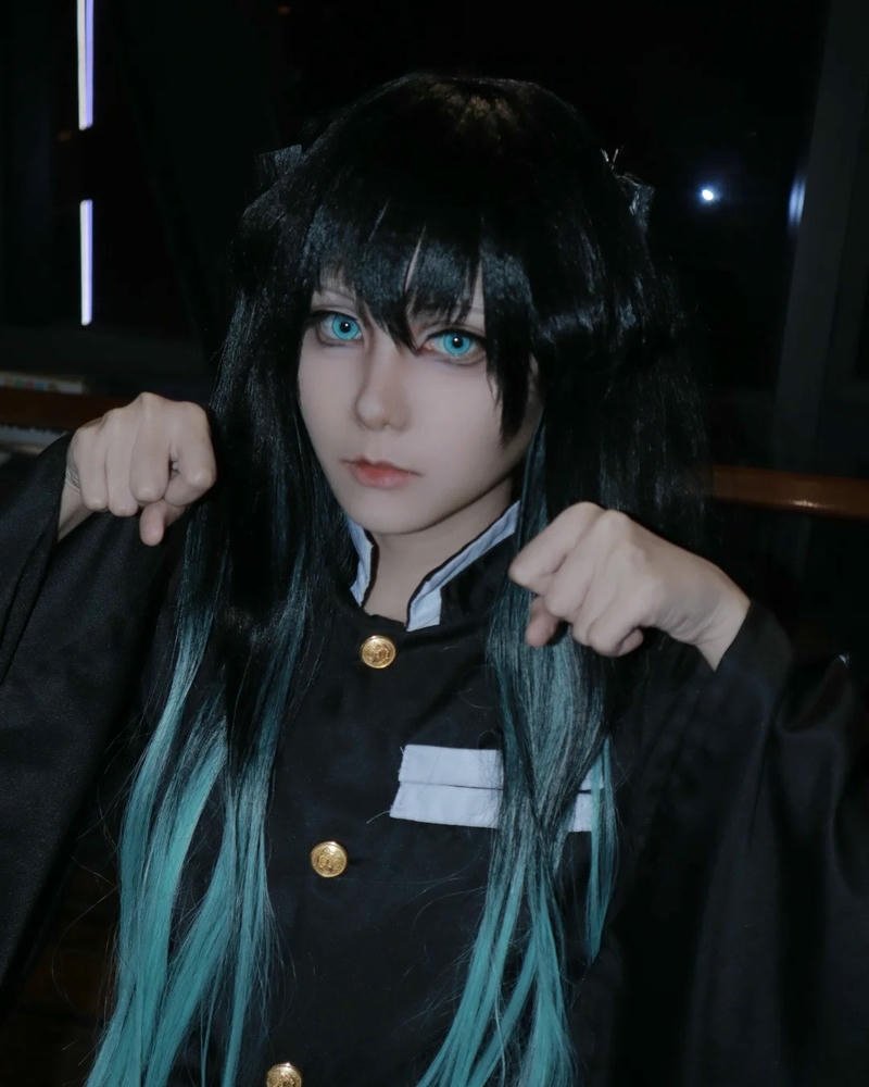 Hà trụ cosplay nhìn nghiêng với biểu cảm suy tư