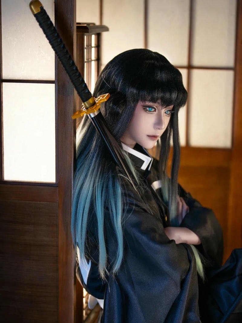 Hà trụ cosplay tạo dáng rút kiếm trên phông nền đen
