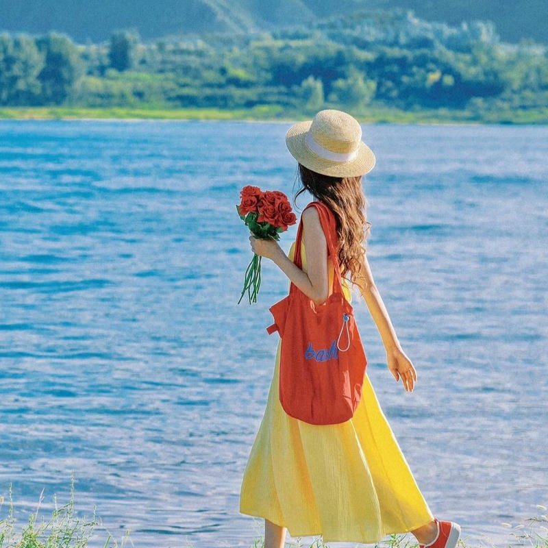 Hình ảnh avatar nữ che mặt cá tính hiện đại