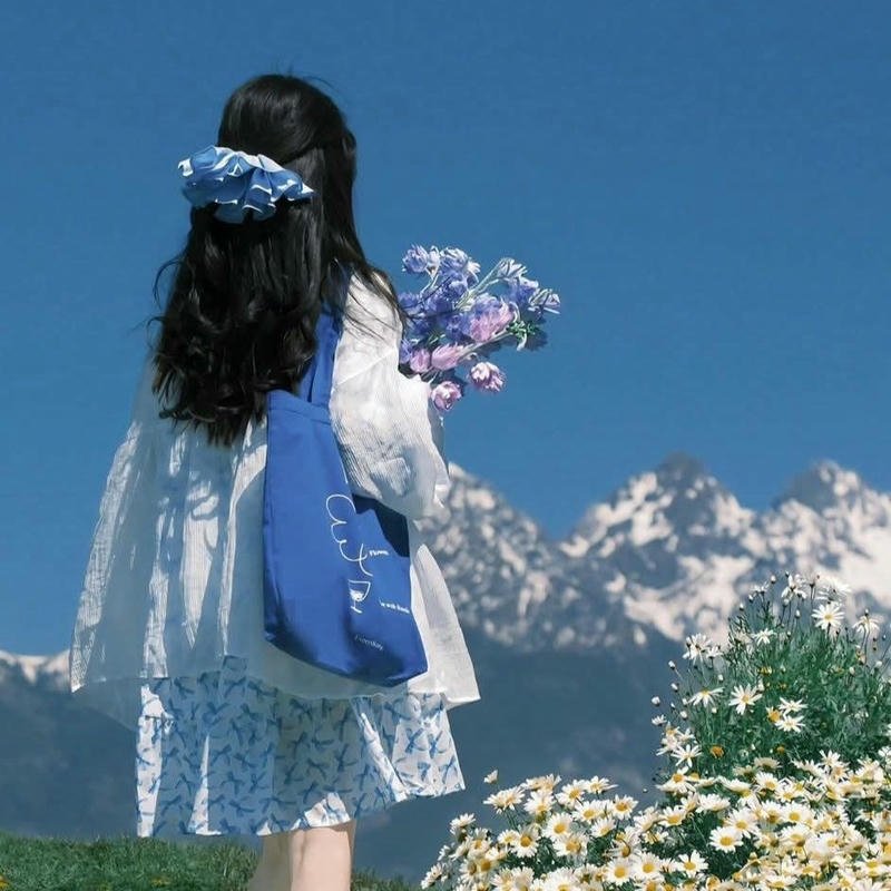 Hình ảnh avatar nữ che mặt phong cách kín đáo