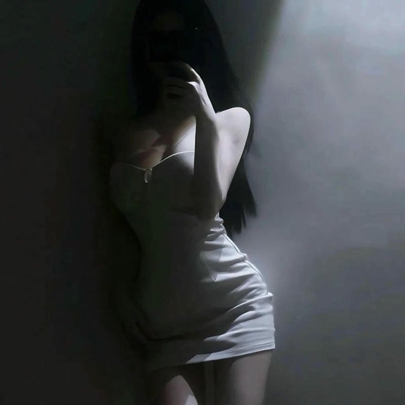 Hình ảnh avatar nữ che mặt phong cách lạnh lùng