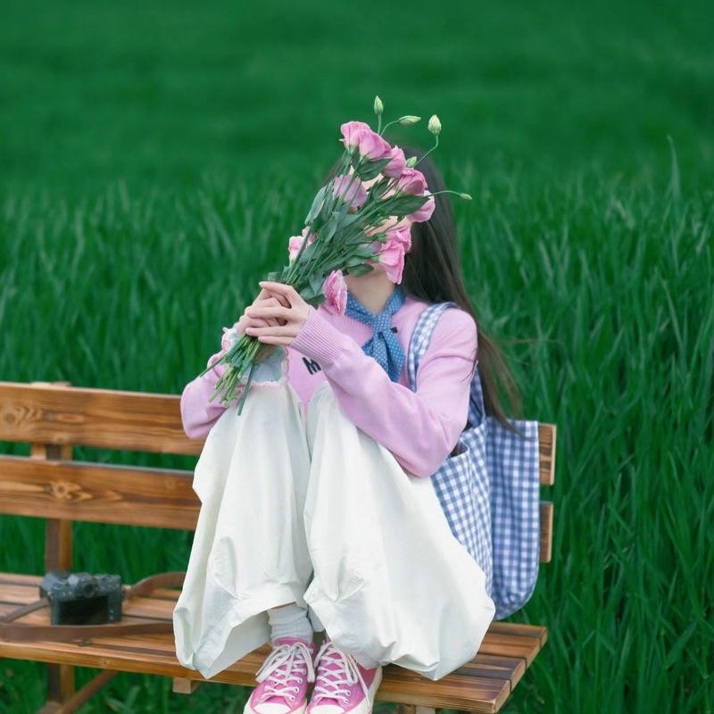 Hình ảnh avatar nữ che mặt tạo cảm giác bí