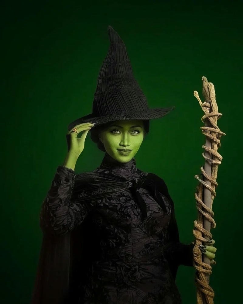 Hình ảnh cosplay phù thủy Halloween ánh sáng ma mị