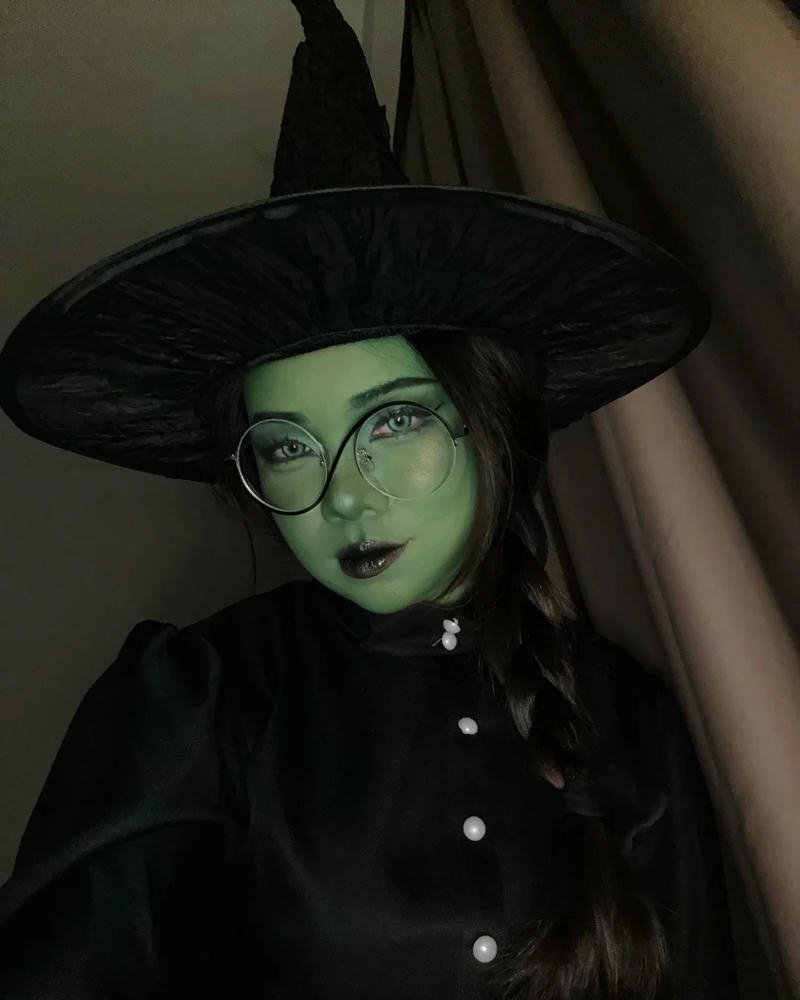 Hình ảnh cosplay phù thủy Halloween concept cổ điển