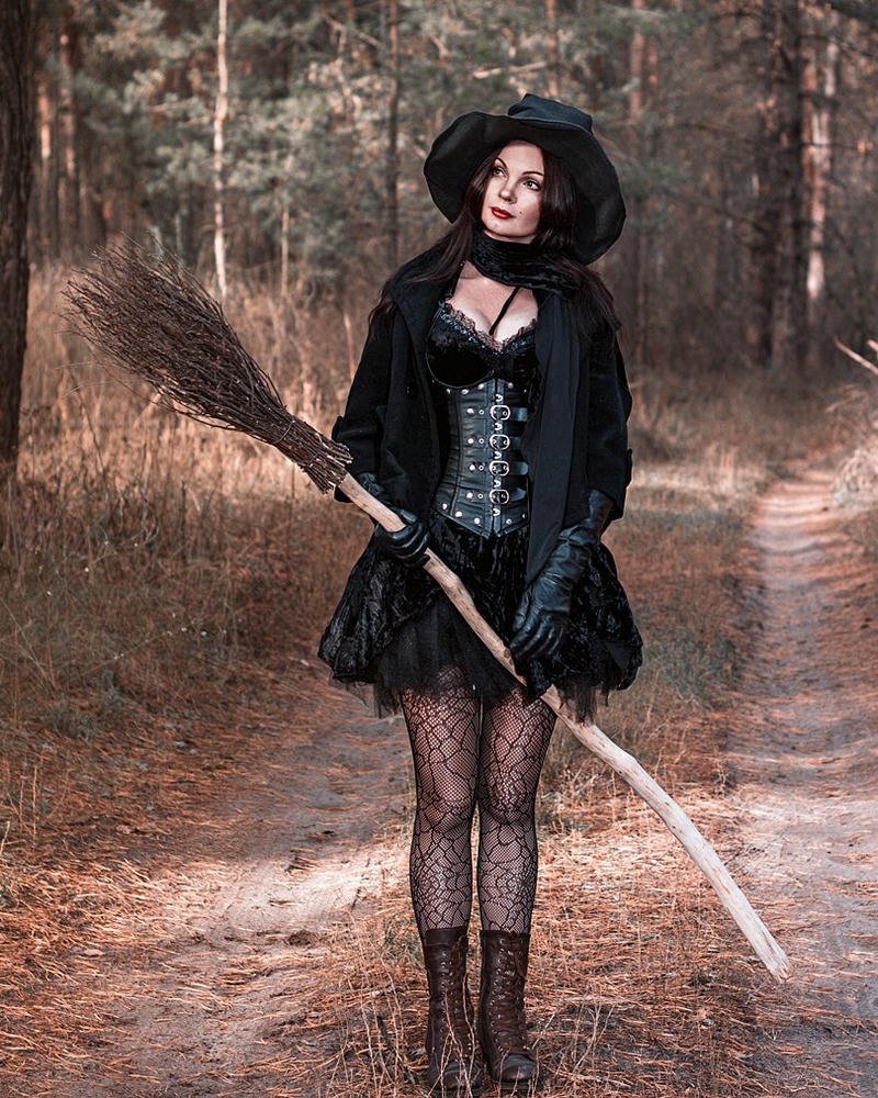 Hình ảnh cosplay phù thủy Halloween concept sáng tạo