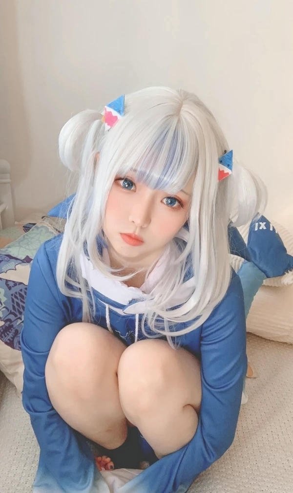 Hình cosplay Yaoyaoqwq Gawr Gura đùi