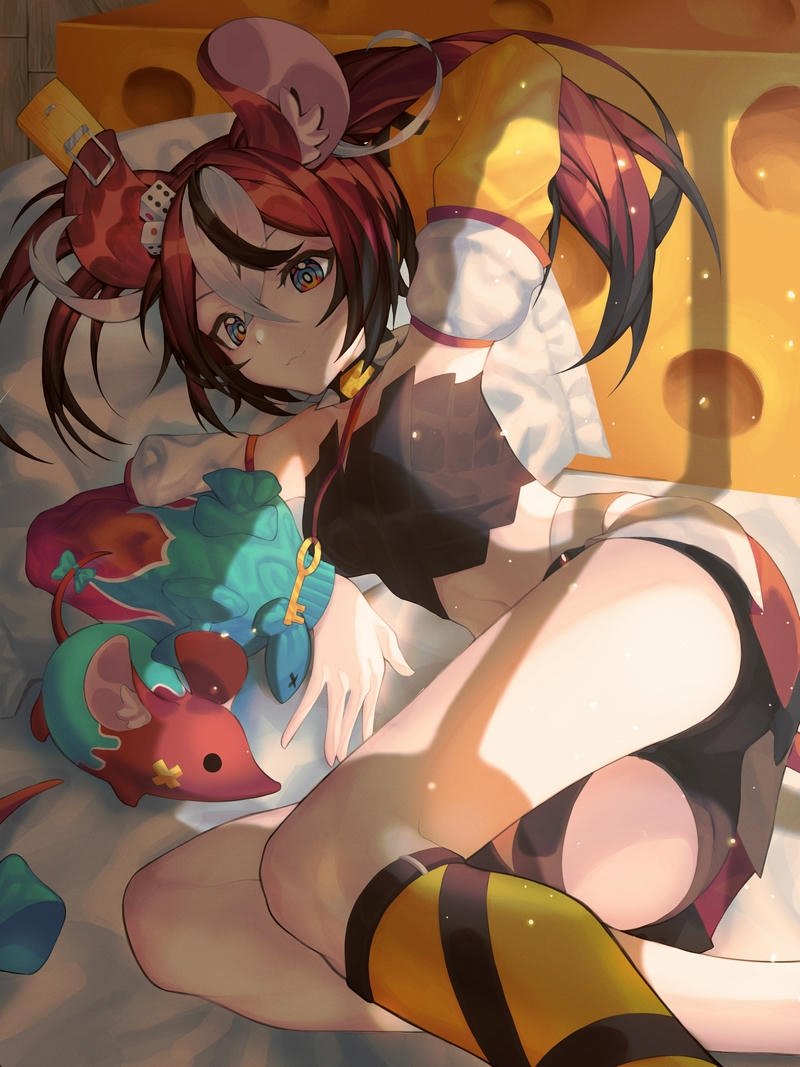 Hình nền anime nữ tóc đen ngắn cười nhẹ nhàng hiền