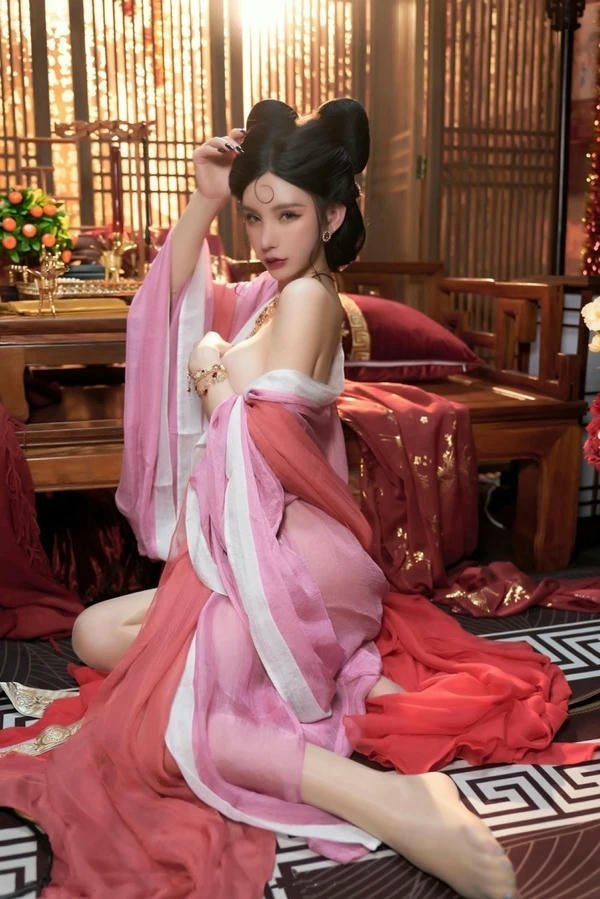 Hoa văn truyền thống tôn dáng gợi cảm