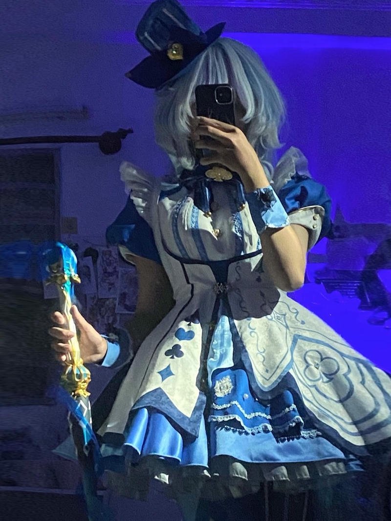 Mai Phương cosplay cổ động viên năng động cầm bông tua
