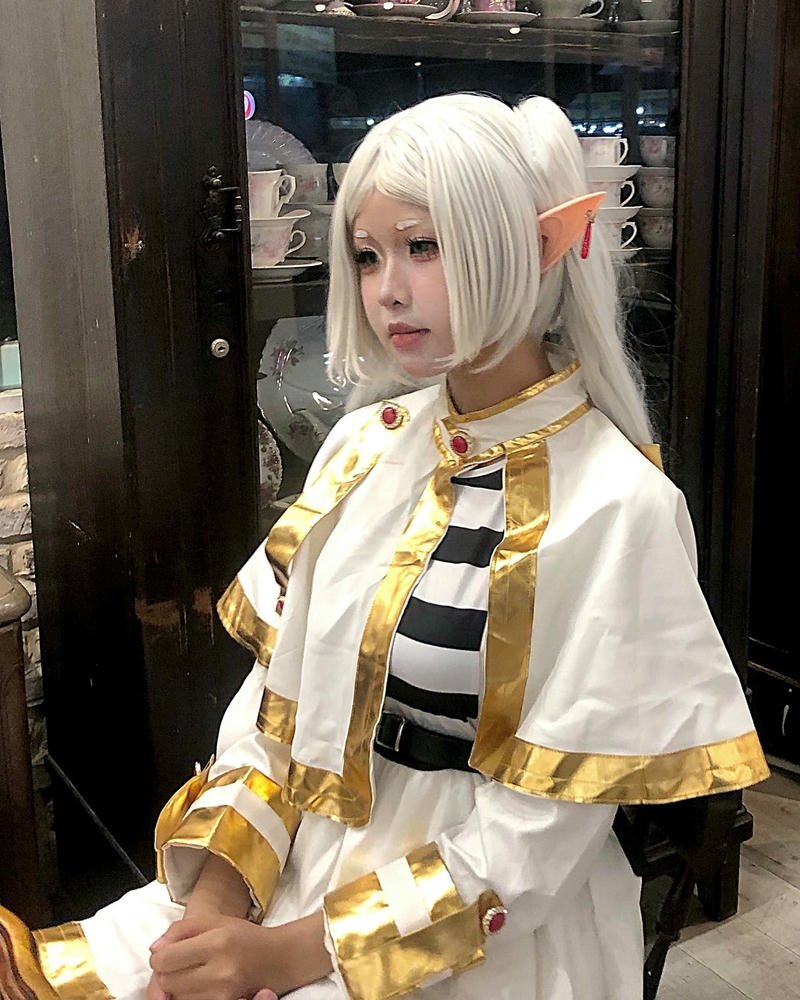 Mai Phương cosplay cổ trang đỏ rực rỡ cầm quạt