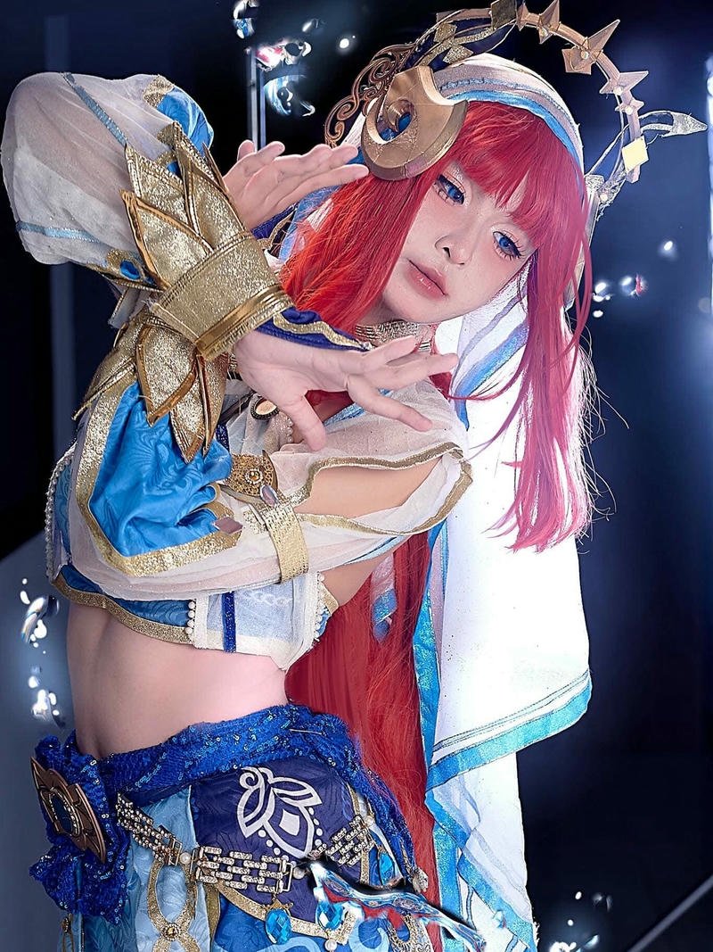 Mai Phương cosplay công chúa váy dạ hội lộng lẫy