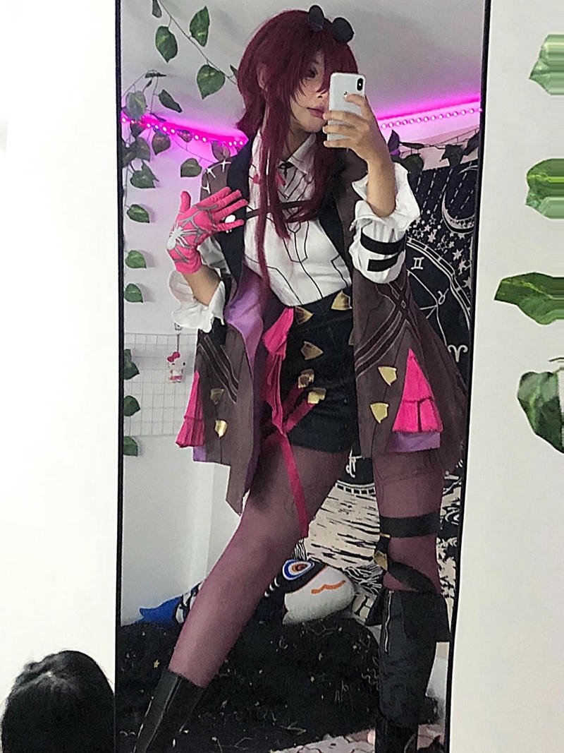 Mai Phương cosplay hầu gái đeo tai mèo tinh nghịch