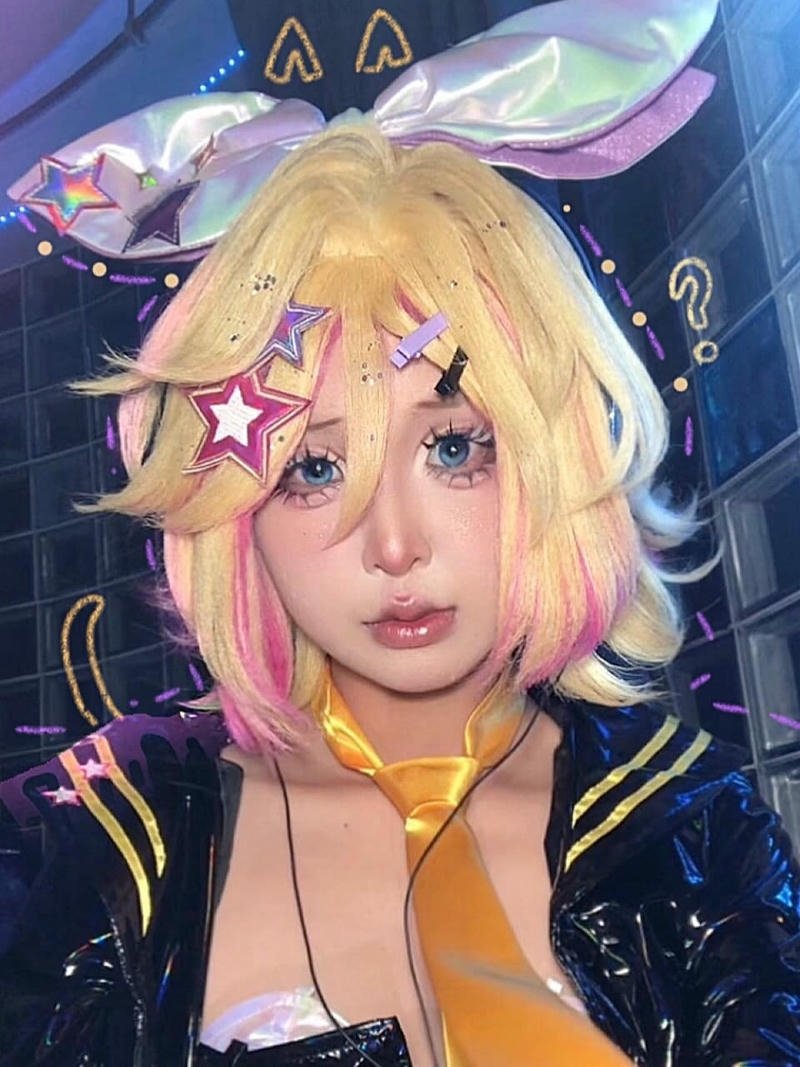 Mai Phương cosplay ma cà rồng quyến rũ với răng nanh