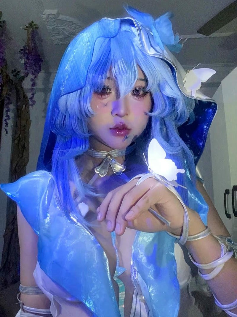 Mai Phương cosplay người máy với các phụ kiện kim loại