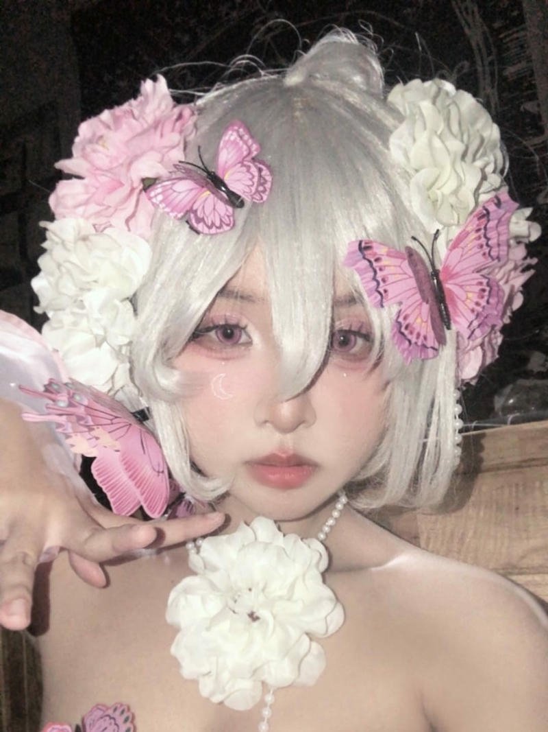 Mai Phương cosplay nhân vật game cầm kiếm chiến binh