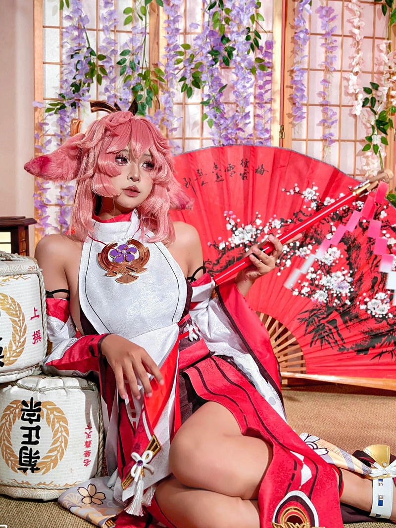 Mai Phương cosplay nữ cảnh sát cầm súng lục giả