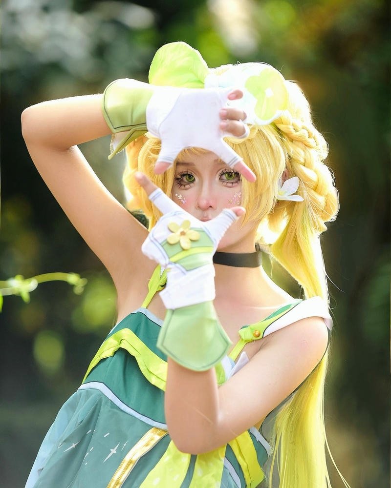 Mai Phương cosplay nữ sinh Hàn Quốc áo vest vàng