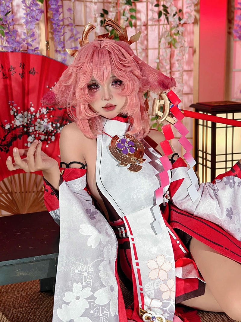Mai Phương cosplay nữ tặc bịt mặt áo đen ngầu