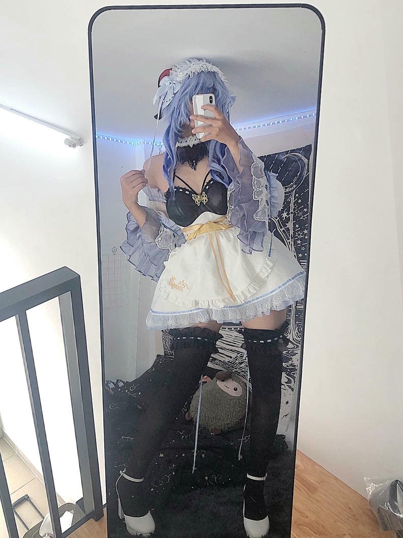 Mai Phương cosplay nữ y tá áo trắng cầm kẹp