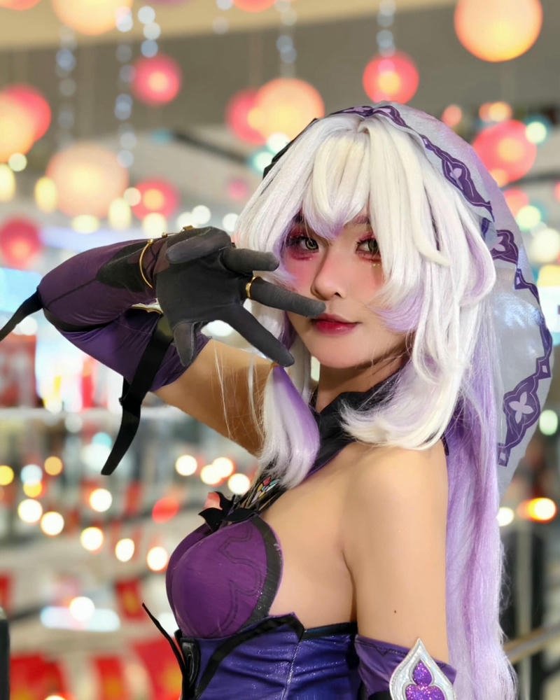 Mai Phương cosplay phù thủy đội mũ nhọn bí ẩn