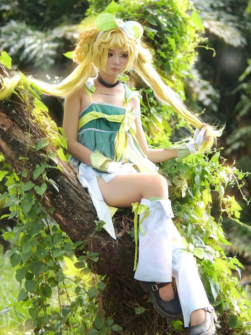 Mai Phương cosplay siêu anh hùng áo choàng đỏ bay