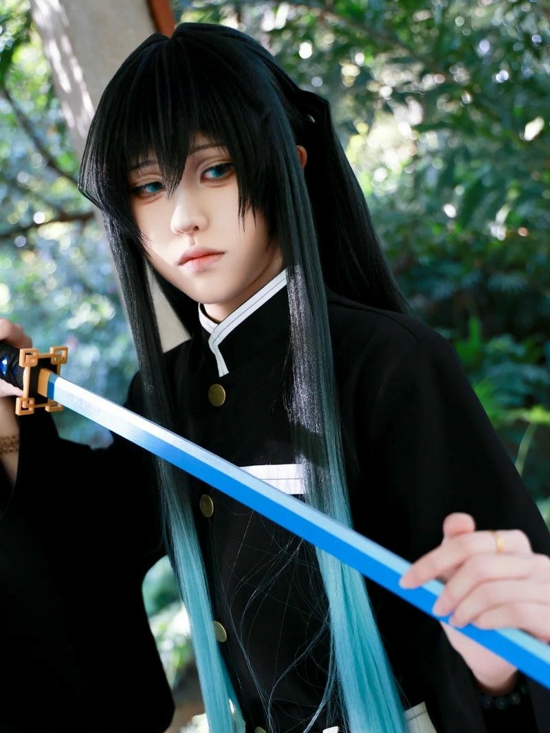 Muichiro Tokito cosplay cầm kiếm với ánh mắt sắc lạnh