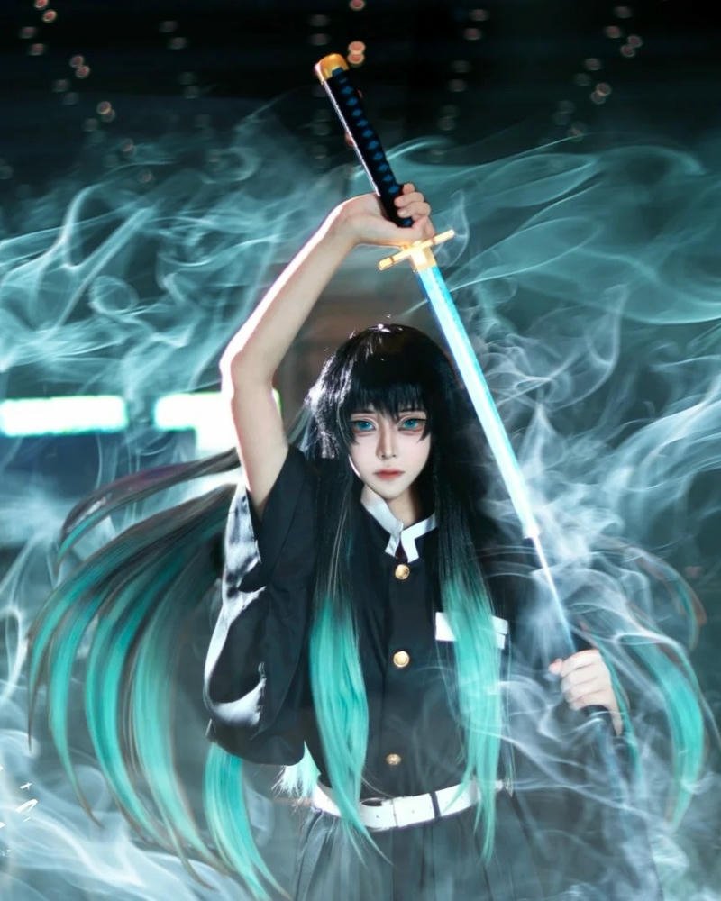Muichiro Tokito cosplay chiến đấu với kiếm phát sáng