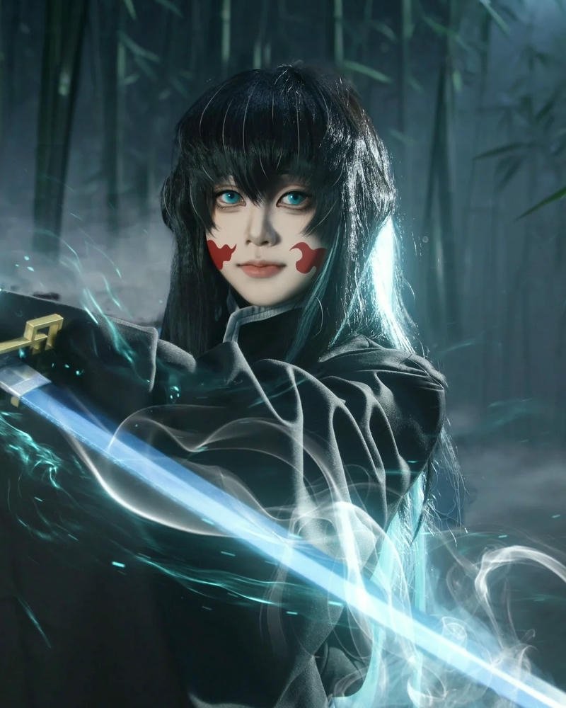 Muichiro Tokito cosplay đứng giữa rừng trúc âm u