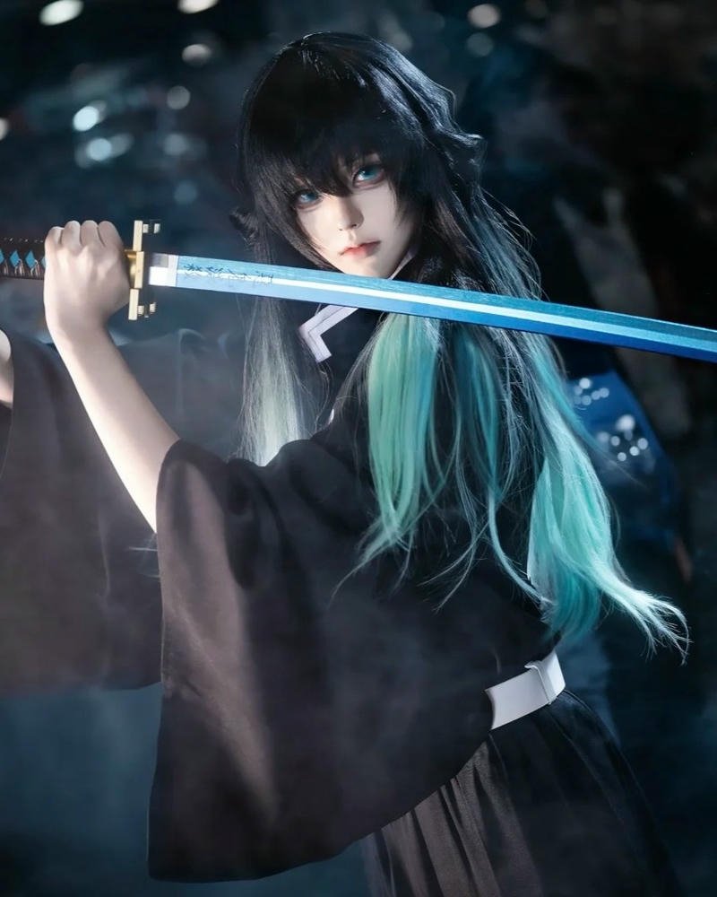 Muichiro cosplay cầm kiếm với hiệu ứng ánh sáng xanh