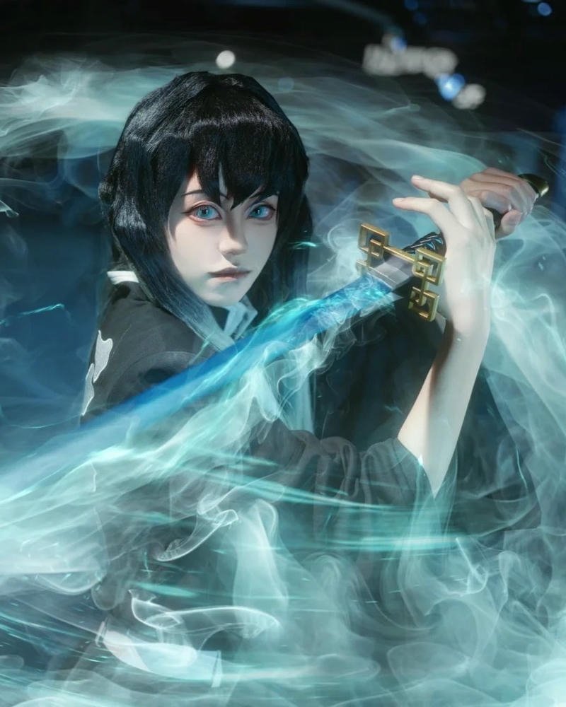 Muichiro cosplay cầm kiếm với hiệu ứng sương mù xanh