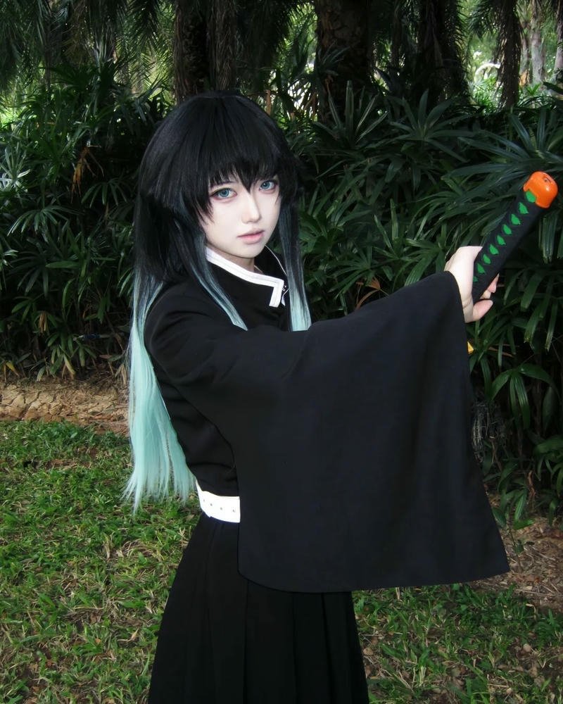 Muichiro cosplay ngồi chơi với bóng đèn sáng