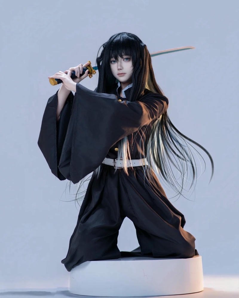 Muichiro cosplay ngồi trên ghế nhìn thẳng ống kính