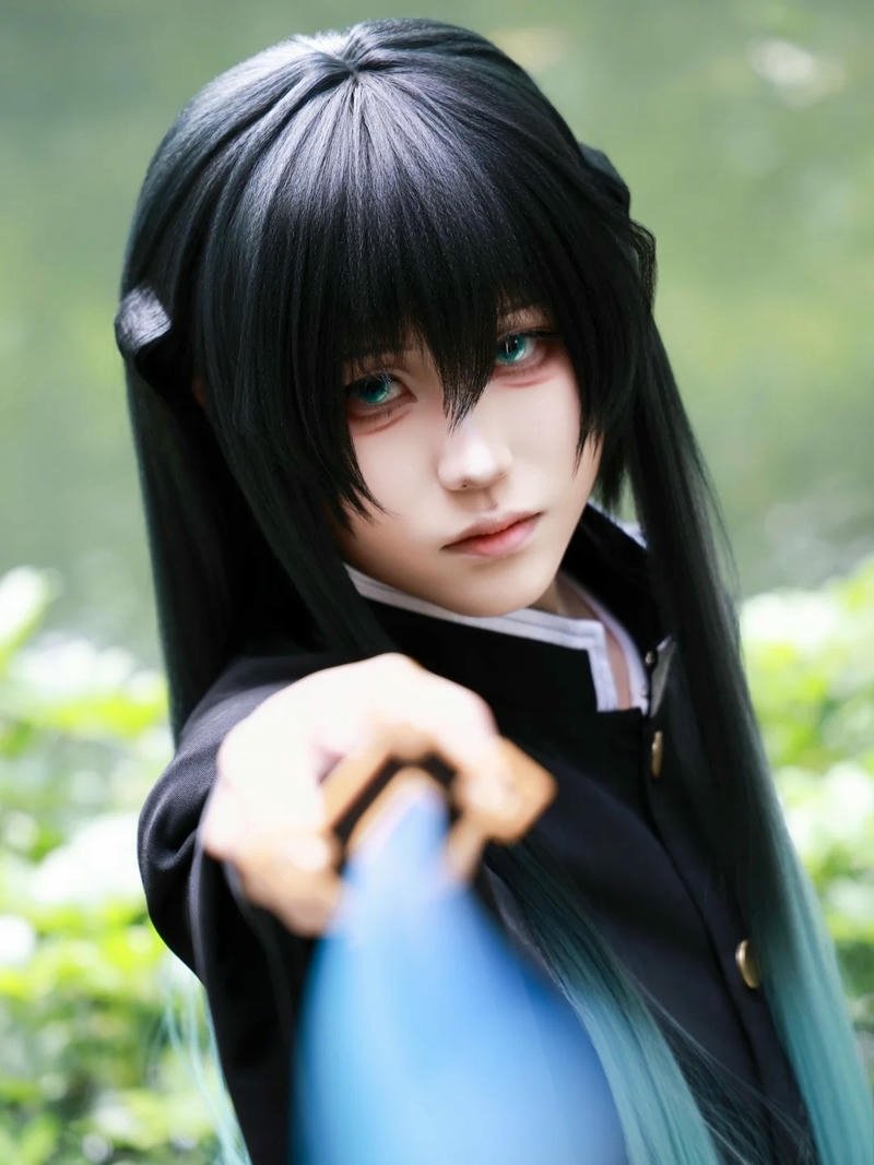Muichiro cosplay rút kiếm hướng về phía trước